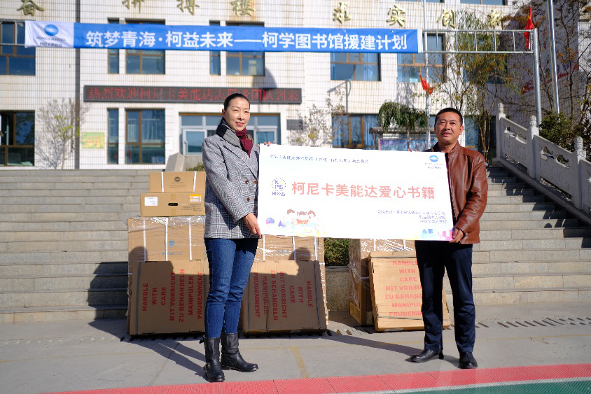 5-中欧体育官方平台
工会主席朱莹女士（左一）向三所学校捐赠书籍.jpg