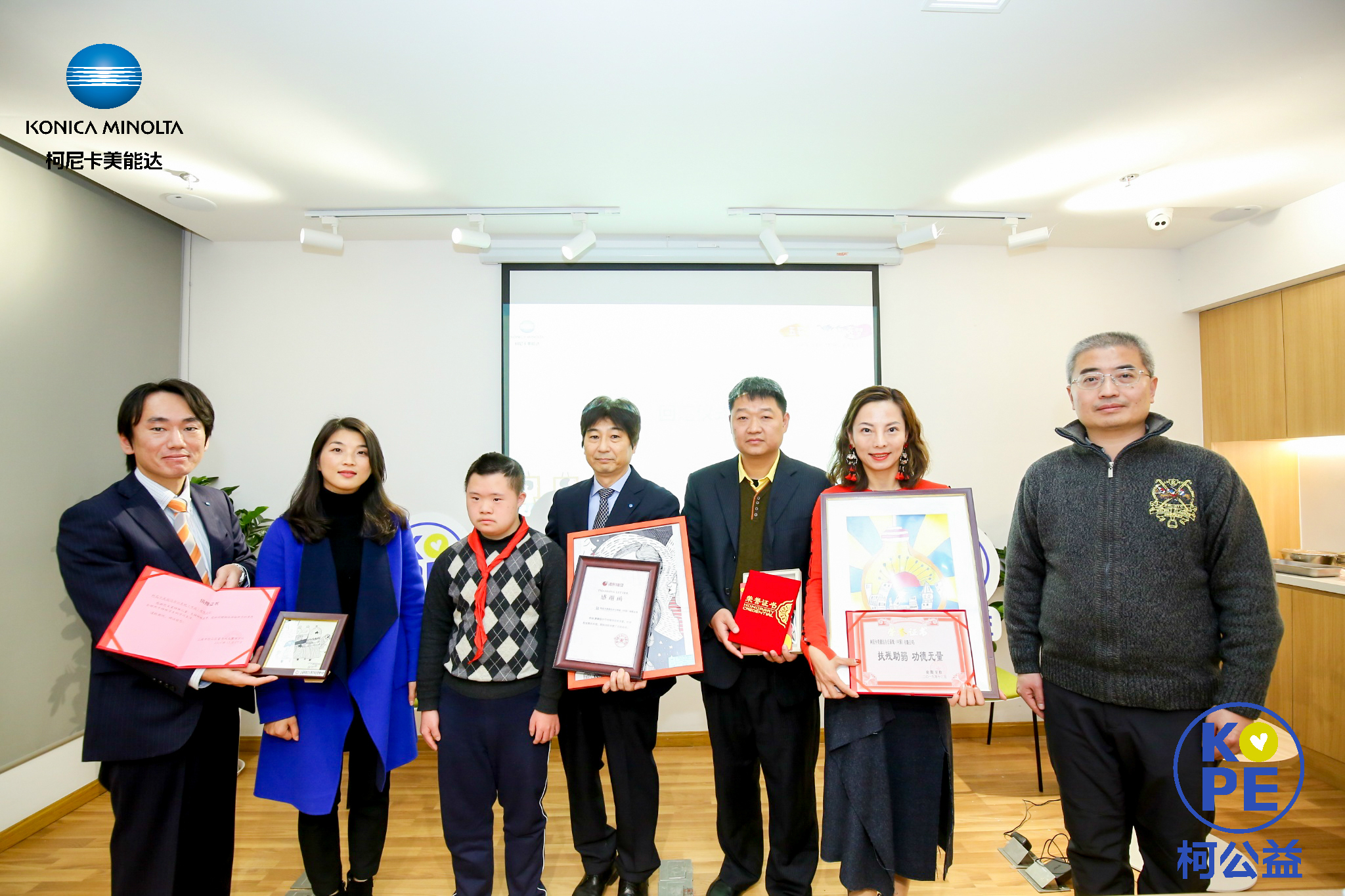 15- 上海5校代表向中欧体育官方平台
回赠荣誉证书与作品.jpg