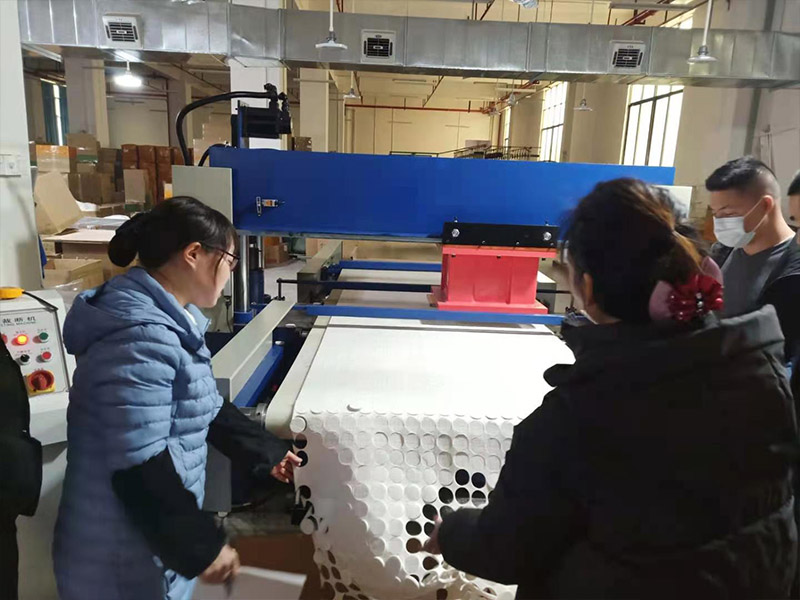 全自動皮帶送料裁斷機