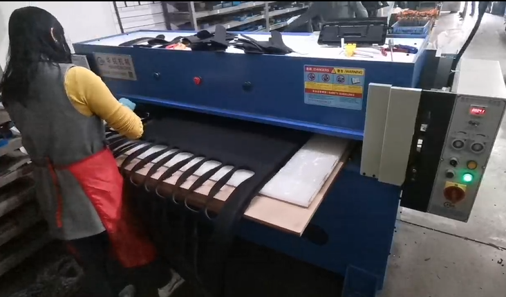 精密四柱液壓裁斷機