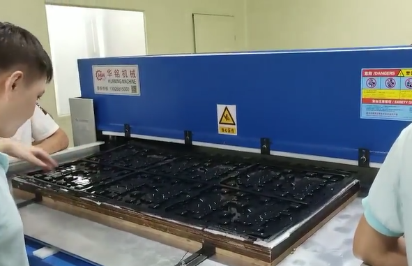 精密四柱吸塑裁斷機